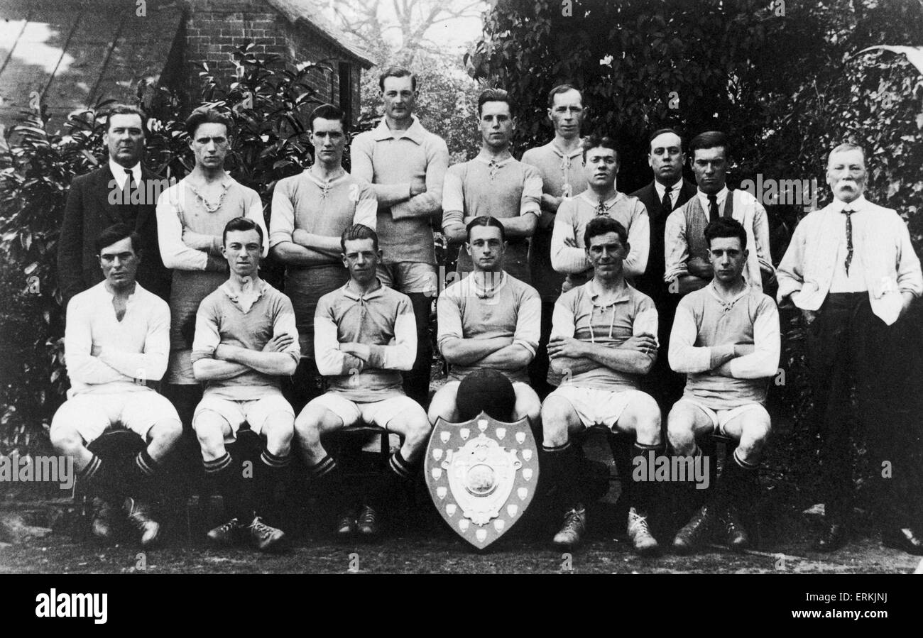 Alvechurch football club groupe de l'équipe avec la coupe de Redditch et bouclier en 1924 à l'extérieur de l'établissement Red Lion Inn. Banque D'Images