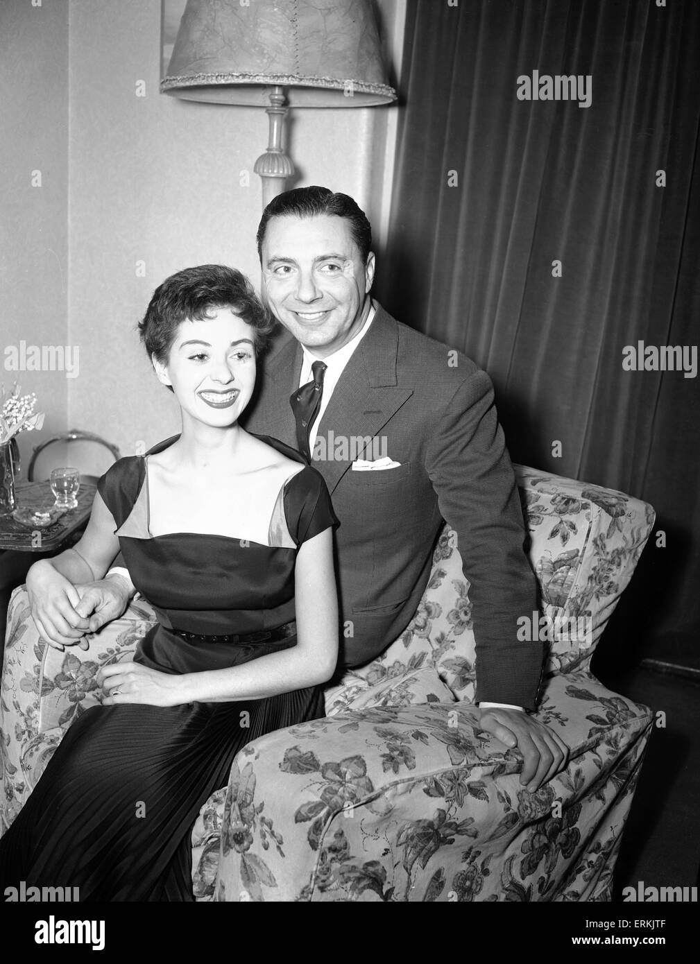 Ronald Waldman, BBC Chef de divertissement léger, et fiancée, l'actrice Lana Morris, le 31 décembre 1952. Banque D'Images