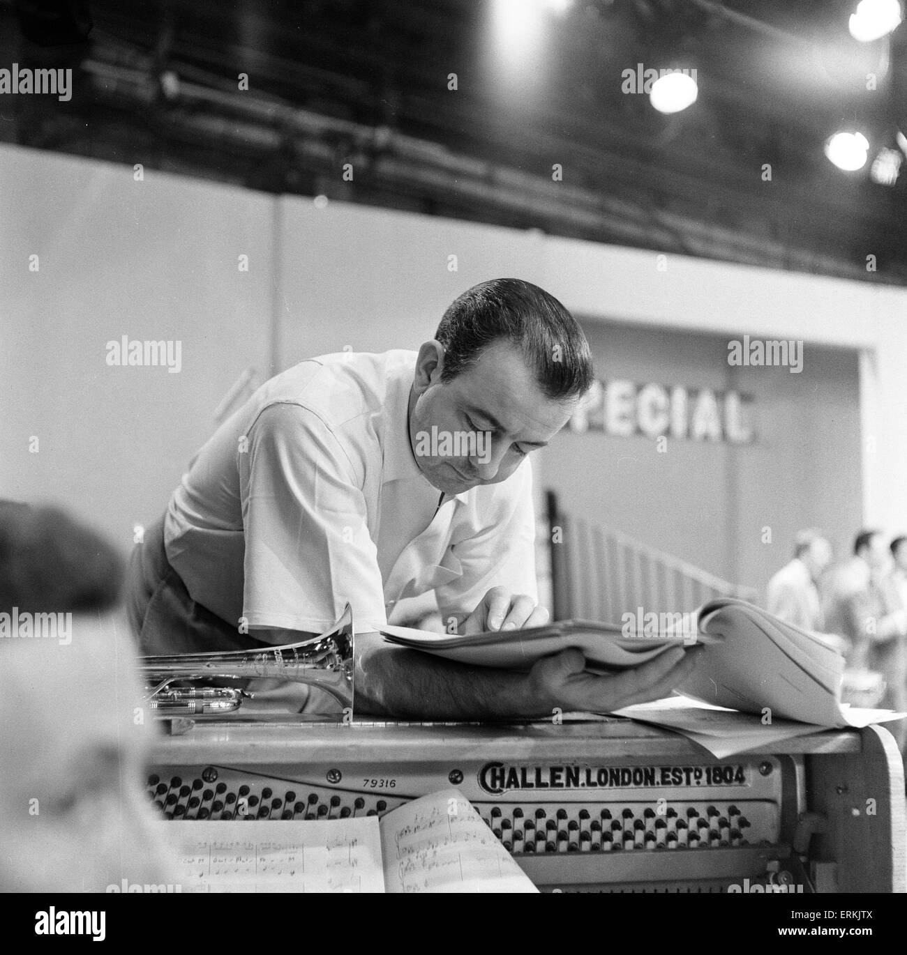 Dans les coulisses, sur le plateau de télévision de la BBC, Programme spécial Six-Five, samedi 22 février 1958. Diffusée en direct à cinq six le samedi soir. C'était la première tentative de la BBC un programme de rock and roll. Ronald Waldman, BBC Chef de divertissement léger. Banque D'Images Dans les coulisses, sur le plateau de télévision de la BBC, Programme spécial Six-Five, samedi 22 février 1958. Diffusée en direct à cinq six le samedi soir. C'était la première tentative de la BBC un programme de rock and roll. Ronald Waldman, BBC Chef de divertissement léger. Banque D'Images