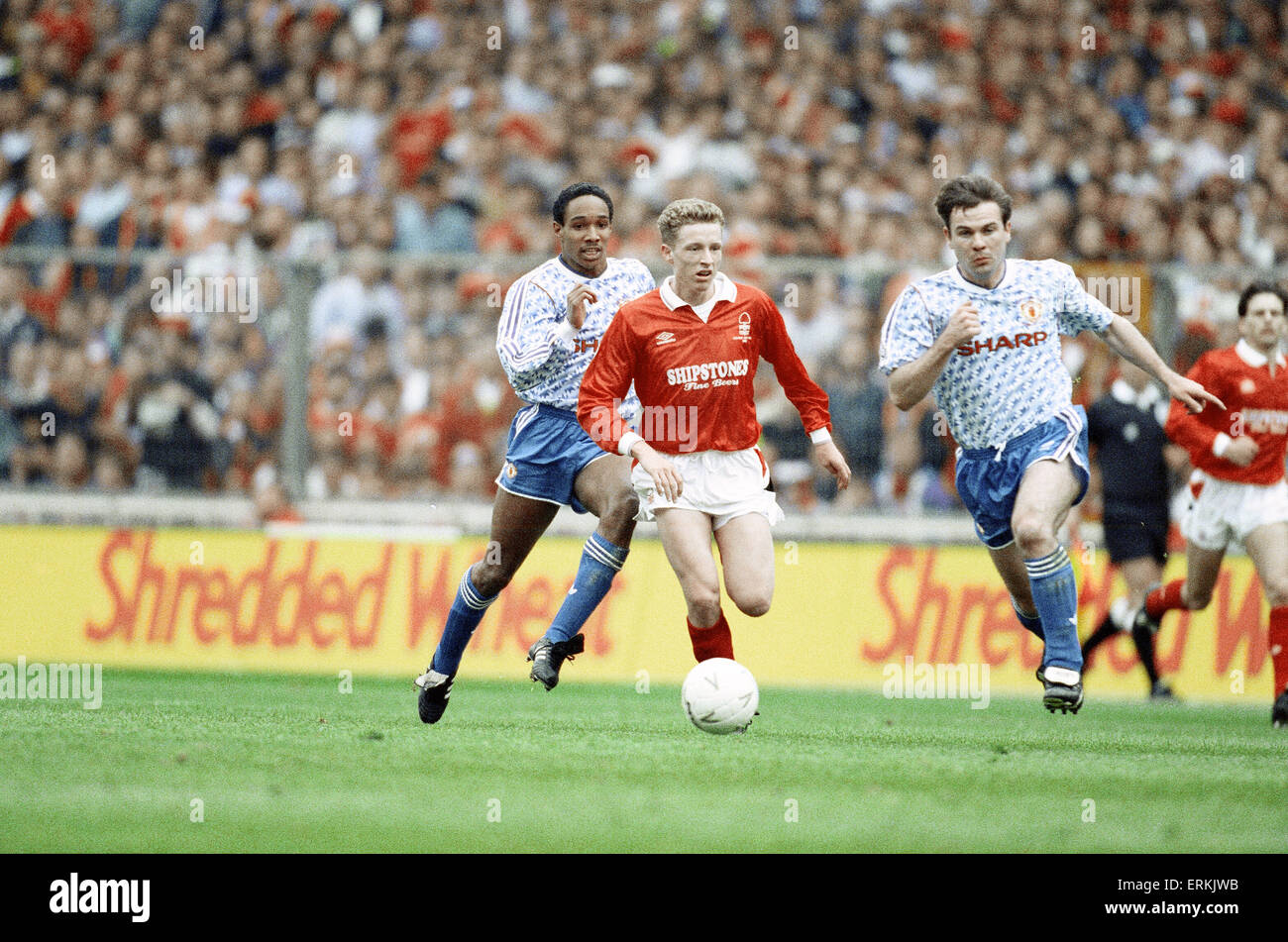 Finale de Coupe Rumbelows au stade de Wembley. Nottingham Forest 0 v Manchester United 1. Scot Gemmill en possession avec Brian McClair (droite) à propos de contester et Paul Ince sur sa queue. 12 avril 1992. Banque D'Images