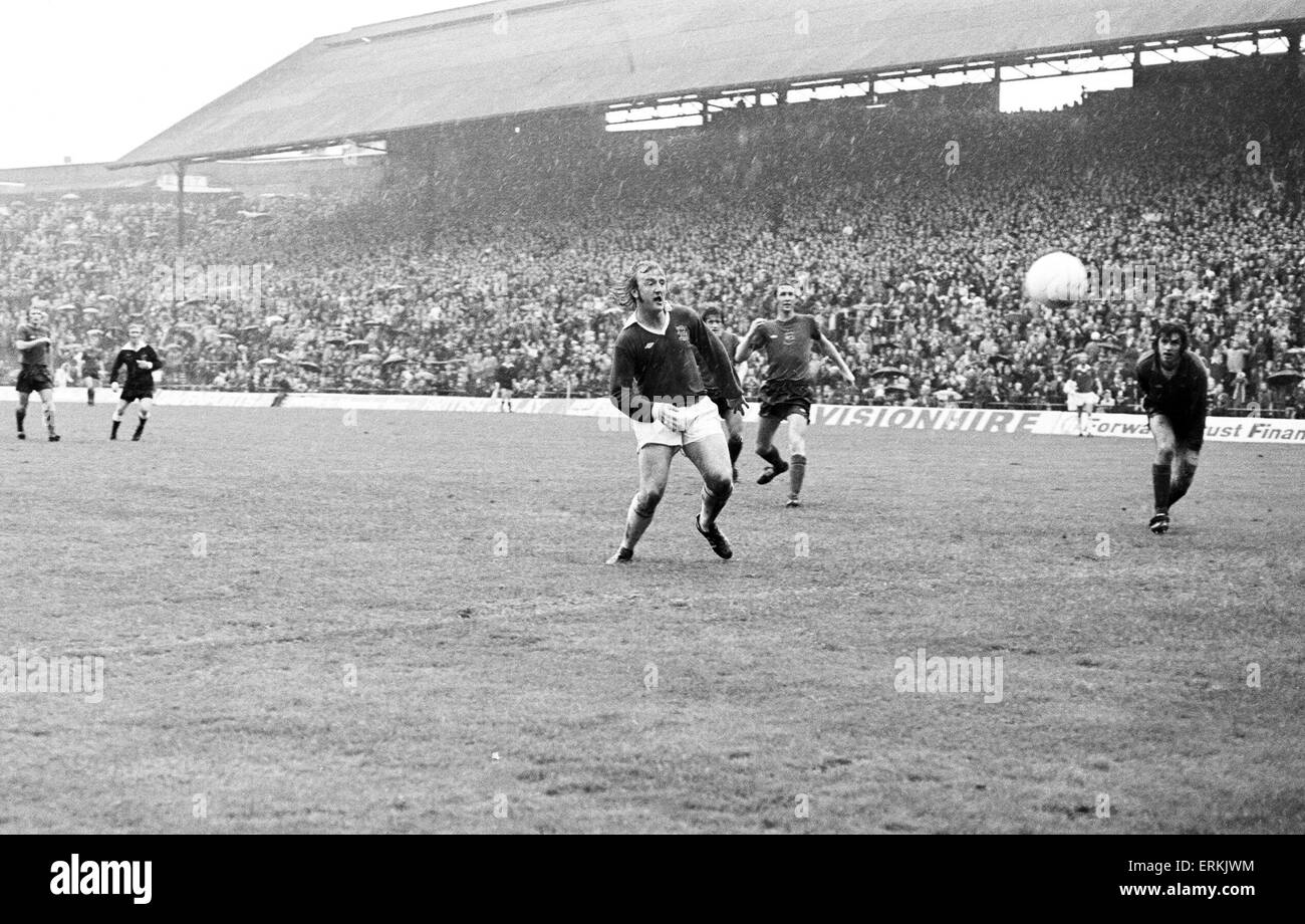 Division de la Ligue anglaise un match à St Andrews. Birmingham City 5 v Derby County 1. Kenny Burns de Birmingham en action pendant le match dans lequel il a inscrit quatre buts. 2 octobre 1976. Banque D'Images