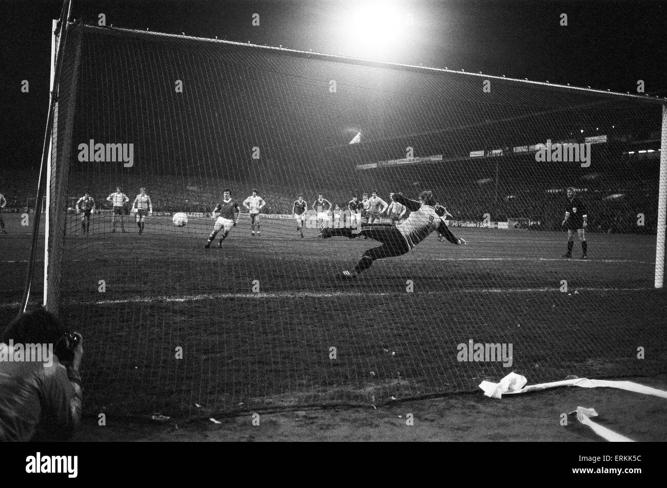 Première demi-finale de Coupe d'Europe match aller à la ville la masse. Nottingham Forest 2 et Ajax 0. John Robertson démontre son silkily peine lisse technique, l'envoi international néerlandais Piet gardien Shrijvers la mauvaise façon de compléter le pointage. 9 avril 1980. Banque D'Images