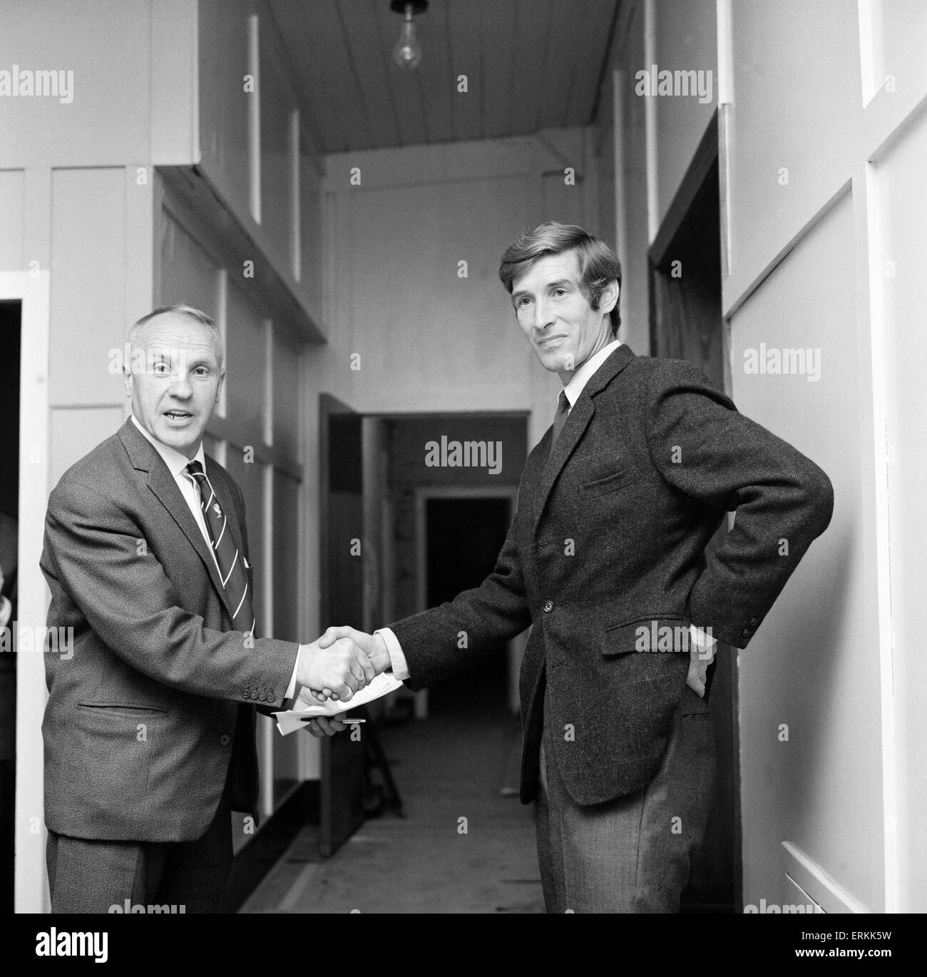 Manager de Liverpool Bill Shankly dit adieu à Geoff Strong à Anfield comme il signe pour Coventry City. 11 août 1970. Banque D'Images
