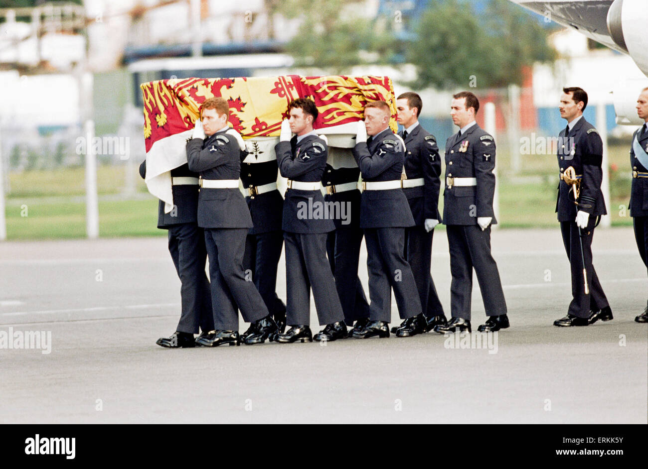 Diana, princesse de Galles cercueil arrive à RAF Northolt, South Ruislip, à partir de l'aérodrome de Villacoublay, France, dimanche 31 août 1997. La couleur de la Reine, l'escadron basé à RAF voisins Uxbridge, agissant en tant que partie au porteur, avec le vol d'être rencontré par le Premier ministre, Tony Blair, Le Chambellan, Lord Lieutenant du Grand Londres, Secrétaire d'État à la défense, la RAF Northolt commandant de station et la RAF aumônier en chef. Banque D'Images