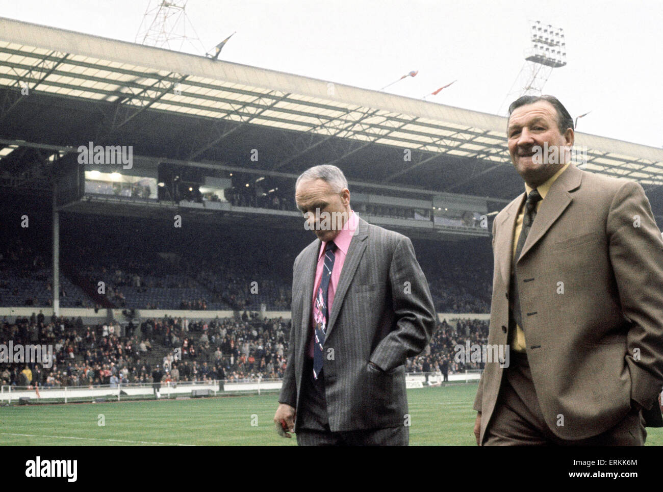 Manager de Liverpool Bill Shankly promenades sur la hauteur accompagné par Bob Paisley au stade de Wembley pour la finale de la FA Cup 1974 match contre Newcastle United. 4e mai 1974. Banque D'Images