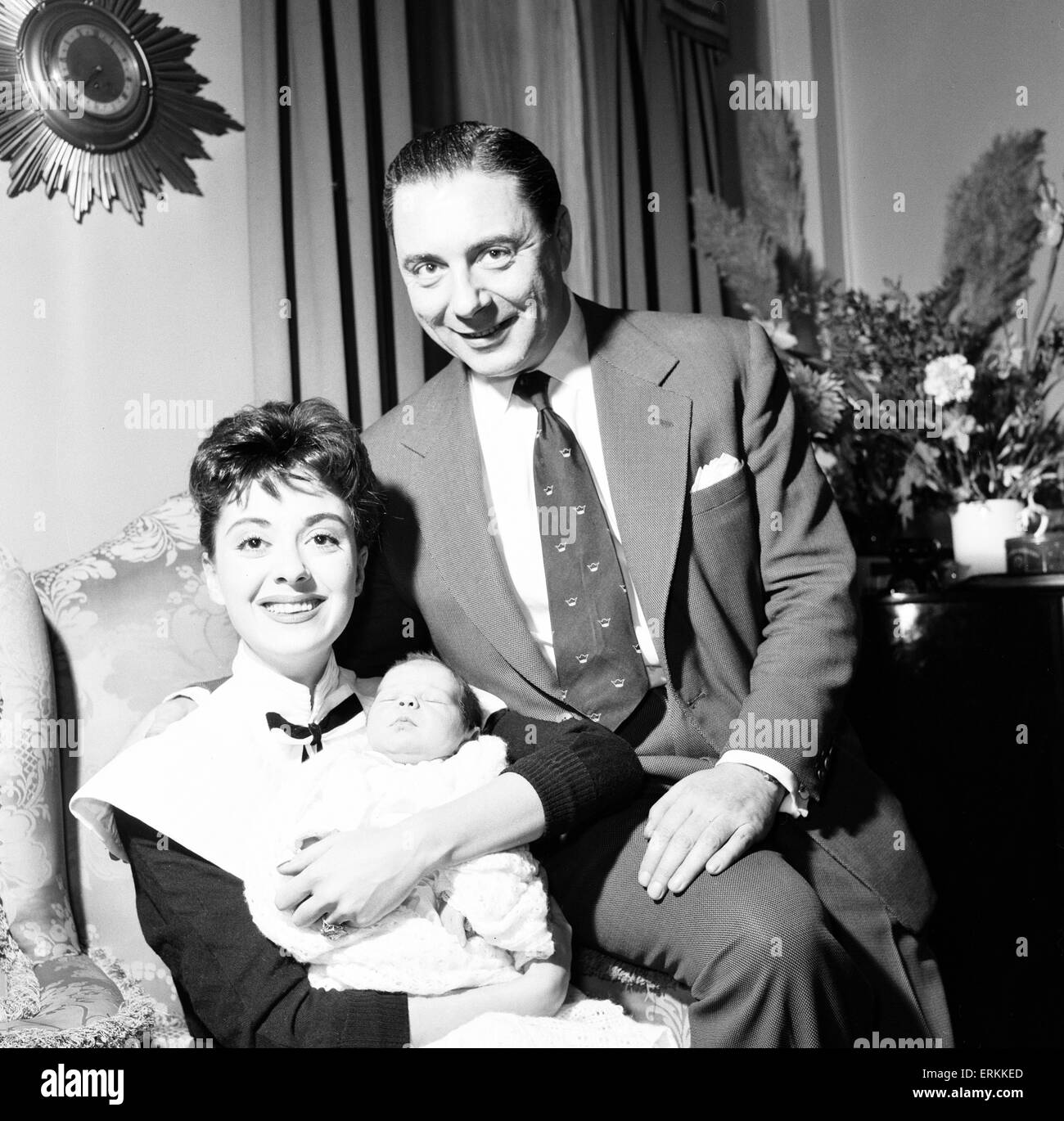 Ronald Waldman, BBC Chef de divertissement léger, épouse, l'actrice Lana Morris, et nouveau-né fils (né le 21 décembre 1956), que l'on voit à la maison, 3e janvier 1957. Banque D'Images