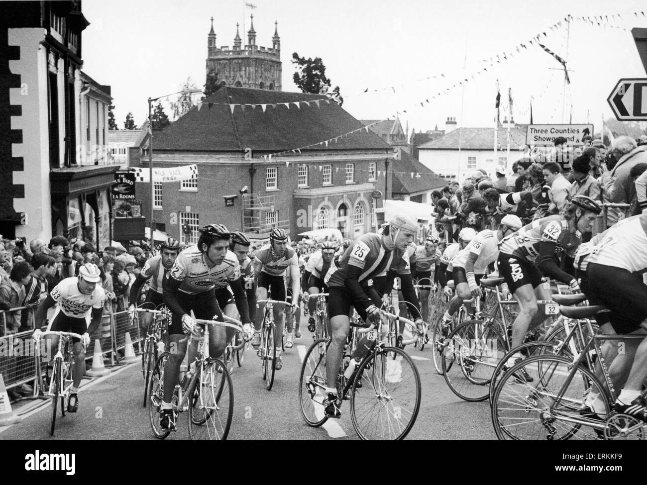 Concurrents dans le lait 1987 Race, désormais mieux connu sous le nom de la Tour de Bretagne, une course sur route Cyclisme organisé chaque été et couvrant le Royaume-Uni. L'image montre le peloton par circonscription qui était le Malvern point de départ et d'arrivée pour la 7e étape de la course. Le stade de Malvern a été un événement en tours de critérium de la ville sur une période de temps et a été remporté par Igor Sumnikov du Bélarus 28 Mai 1987 Banque D'Images