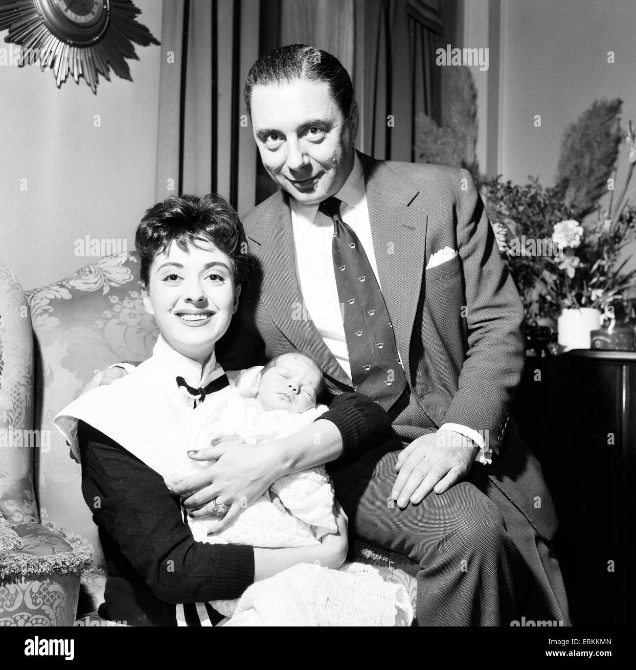 Ronald Waldman, BBC Chef de divertissement léger, épouse, l'actrice Lana Morris, et nouveau-né fils (né le 21 décembre 1956), que l'on voit à la maison, 3e janvier 1957. Banque D'Images