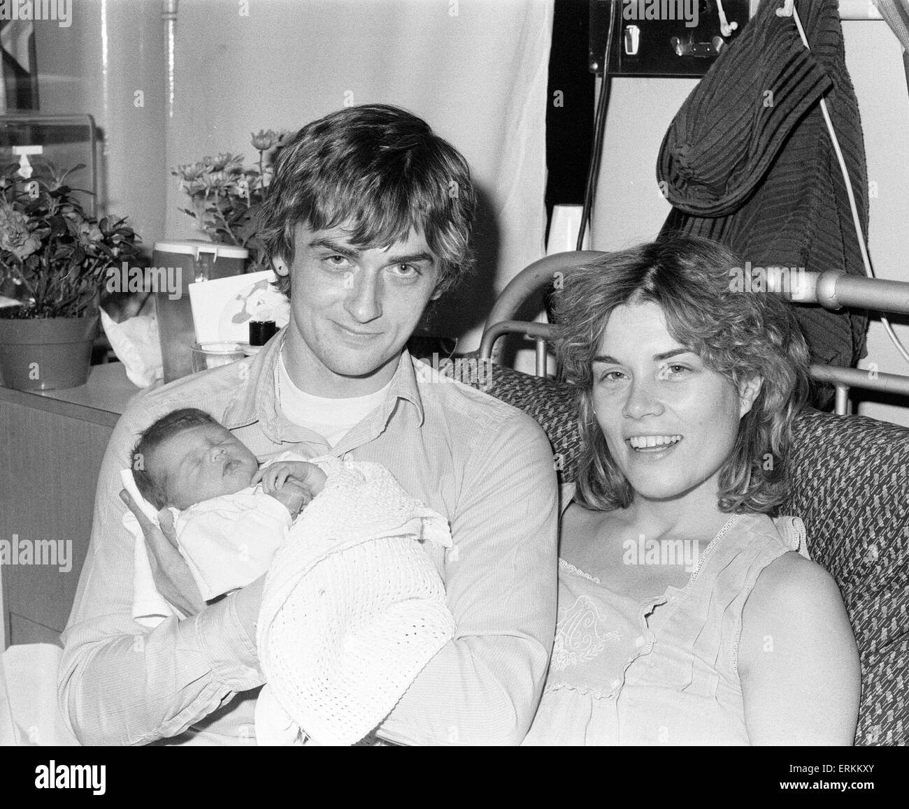 Mike Oldfield, musicien et compositeur, en compagnie du bébé nouveau-né  fille Molly et partenaire Sally Cooper, 3e décembre 1979 Photo Stock - Alamy