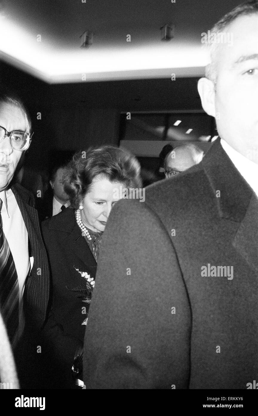 Premier ministre Margaret Thatcher, photographié en laissant le déjeuner à l'Imperial Hotel, Londres, mercredi 13 janvier 1982. En détresse. Son fils, Mark Thatcher a été officiellement portés disparus 24 heures dans le désert du Sahara, où il était en compétition dans un rallye automobile. Banque D'Images