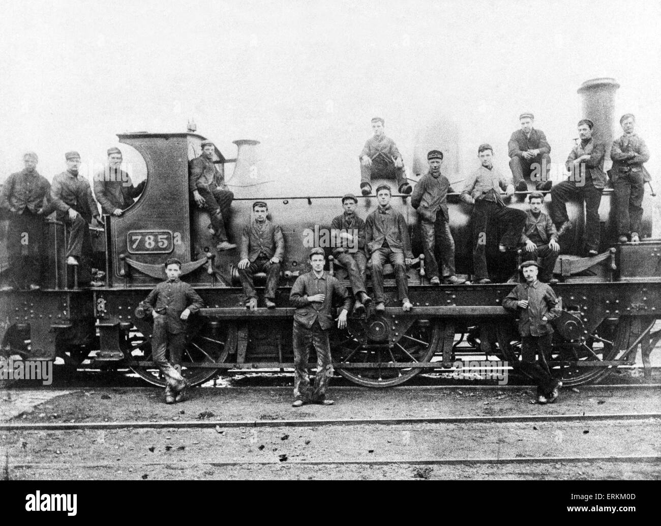 L'équipage d'une locomotive à vapeur poser à côté du moteur à Stafford Road cabanes, vers 1900. Banque D'Images