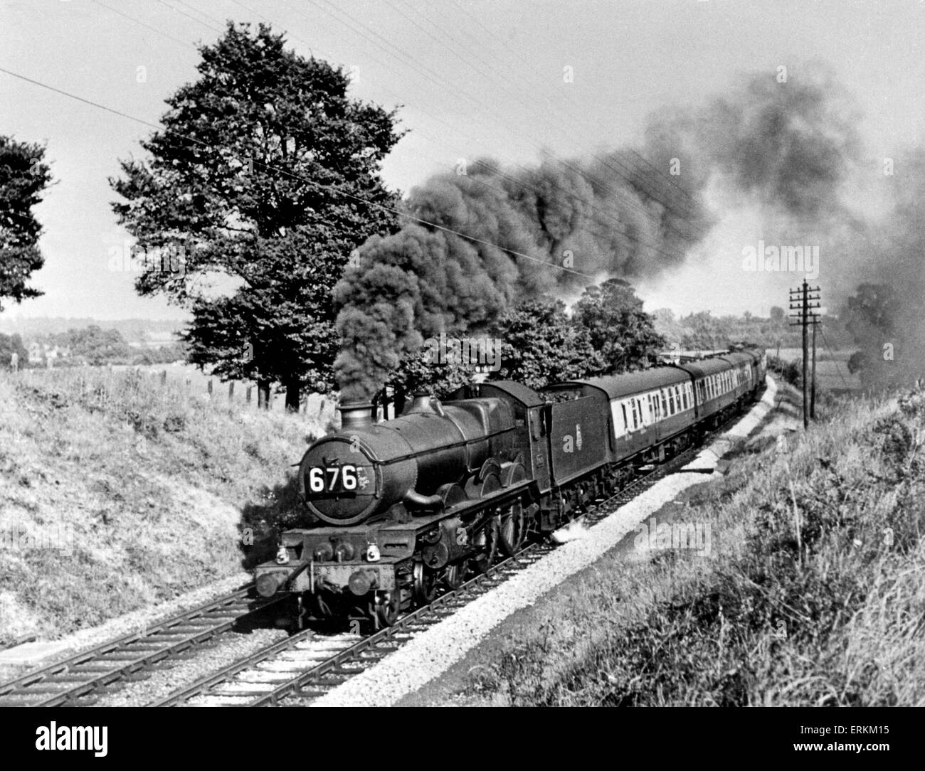 Moteur d'une locomotive à vapeur de faire son chemin à travers la campagne du Warwickshire, vers 1950. Banque D'Images