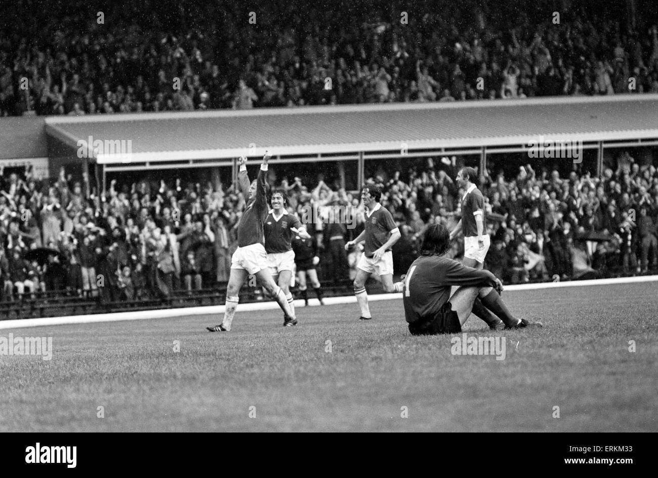Division de la Ligue anglaise un match à St Andrews. Birmingham City 5 v Derby County 1. Kenny Burns de Birmingham célèbre l'un de ses quatre buts. 2 octobre 1976. Banque D'Images