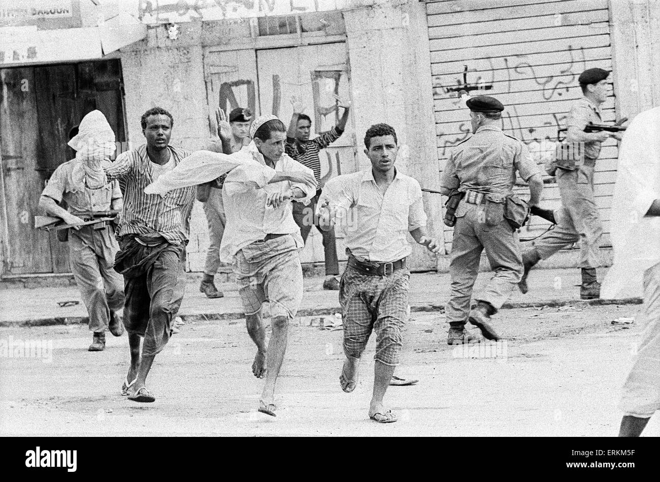 Les troupes britanniques, sur un pied d'alerte alors qu'ils patrouillent les rues à Aden, à la recherche de menaces nationalistes contre arrivé récemment trois homme mission des Nations Unies, d'Aden au Yémen, dimanche 2 avril 1967. Banque D'Images
