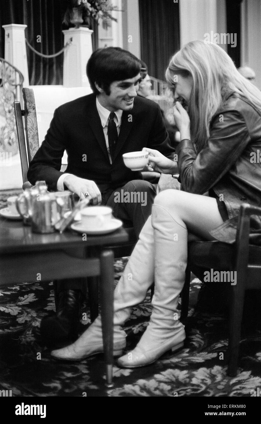 Manchester United et l'Irlande du Nord de football George Best avec petite amie Jackie Glass. 24 novembre 1967. Banque D'Images