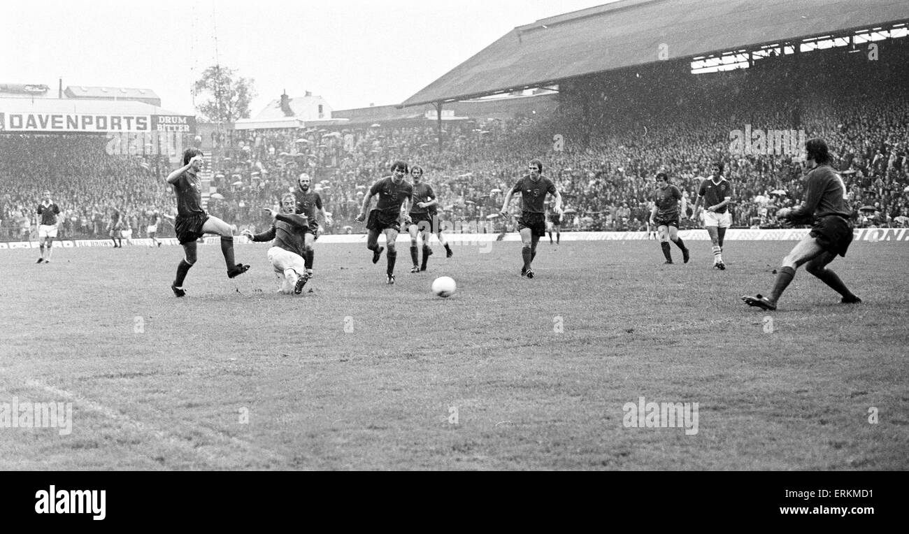 Division de la Ligue anglaise un match à St Andrews. Birmingham City 5 v Derby County 1. Kenny Burns de Birmingham en action pendant le match dans lequel il a inscrit quatre buts. 2 octobre 1976. Banque D'Images