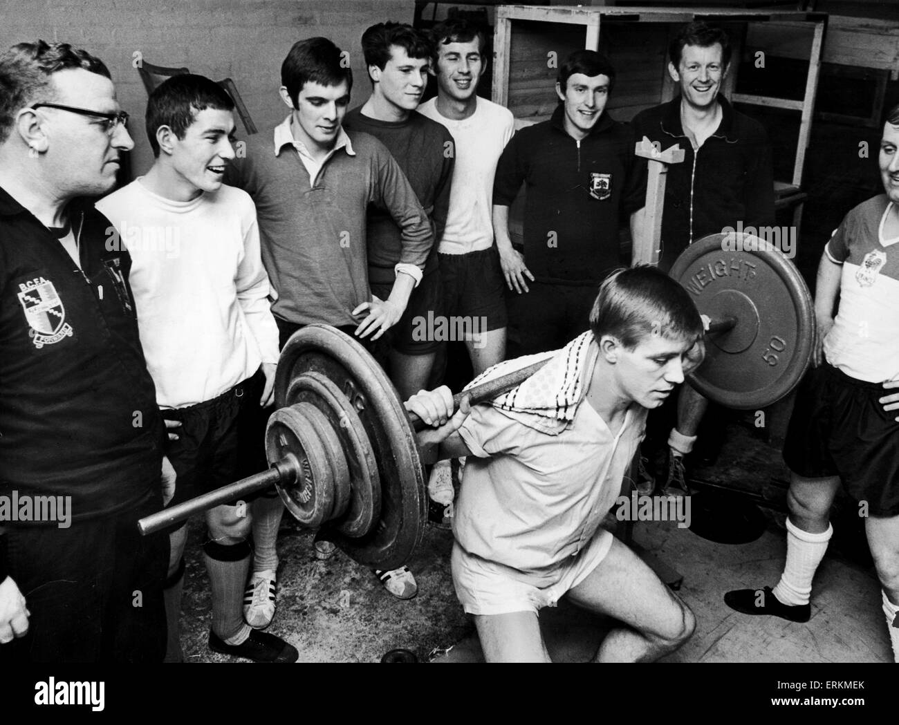 Alvechurch football club team training. 21 décembre 1967. Banque D'Images