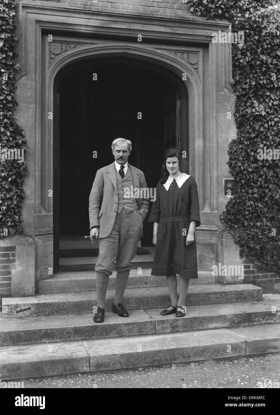 Le premier ministre Ramsay MacDonald et sa fille Joan vu ici à Chequers. 3 Février 1924 Banque D'Images
