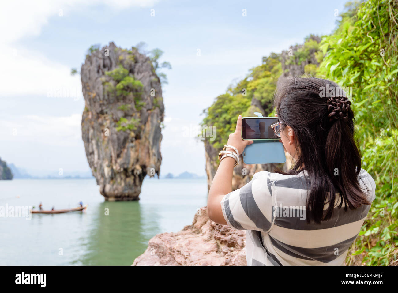 Il est tourisme femmes le tournage d'une belle vue panoramique par téléphone mobile à Khao Tapu ou Île de James Bond dans Ao Phang Nga Bay Natio Banque D'Images