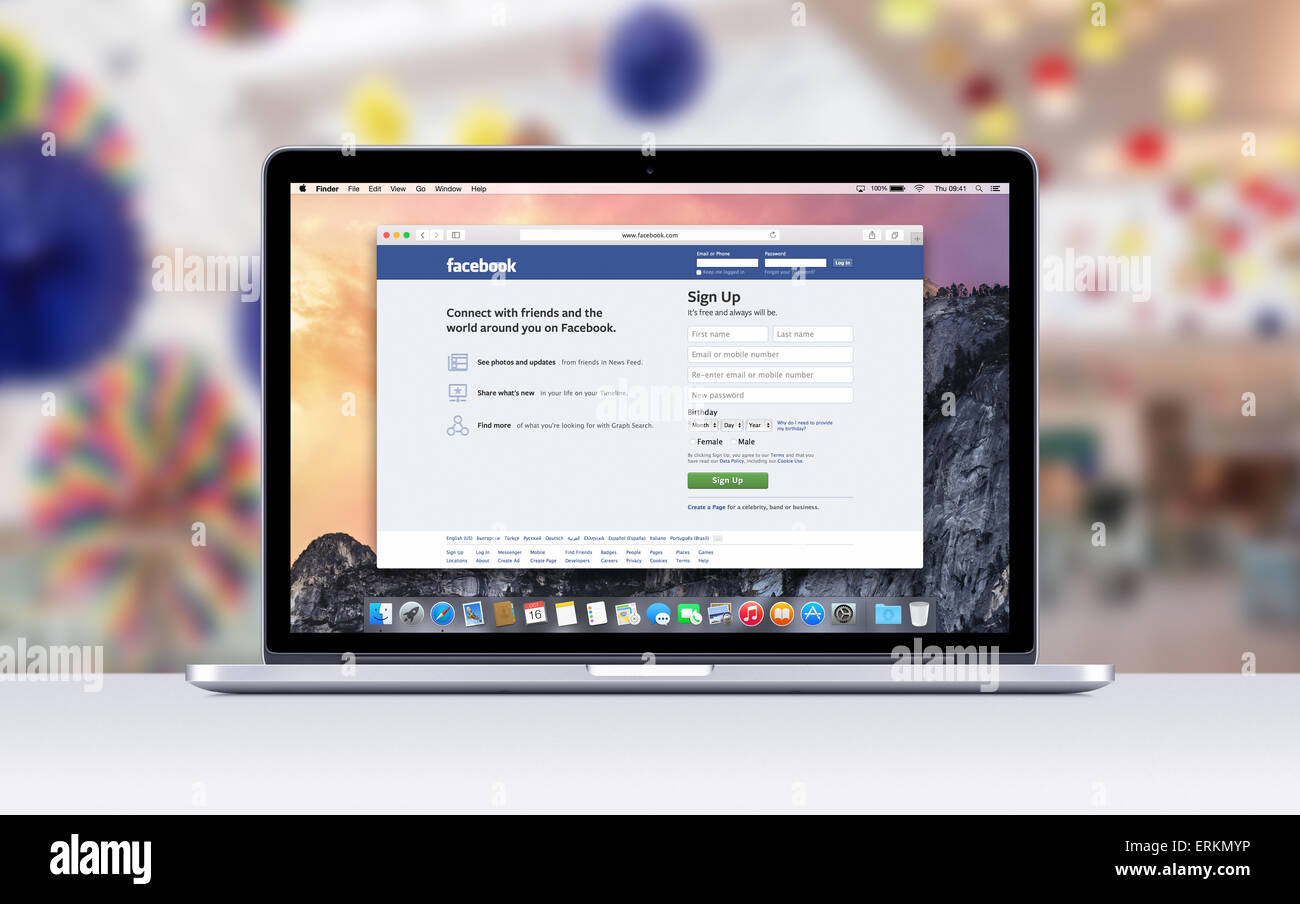 Varna, Bulgarie - Novembre 03, 2013 : Directement vue avant du Apple MacBook Pro avec écran Retina 15 ouvrir un onglet dans Safari qui montre F Banque D'Images