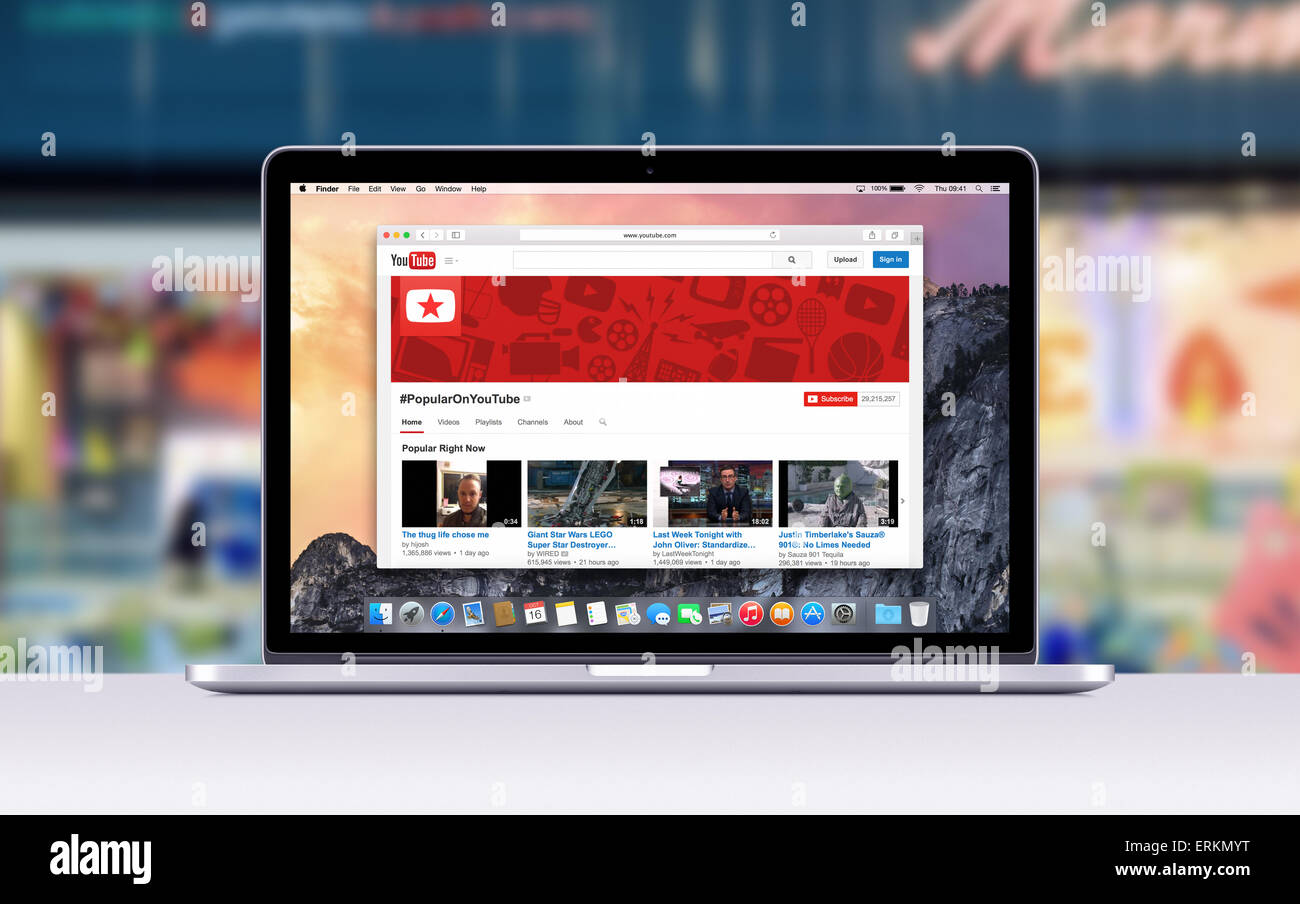 Varna, Bulgarie - Novembre 03, 2013 : Directement vue avant d'Apple MacBook Pro 15 pouces avec écran Retina ouvrir un onglet dans Safari qui sh Banque D'Images