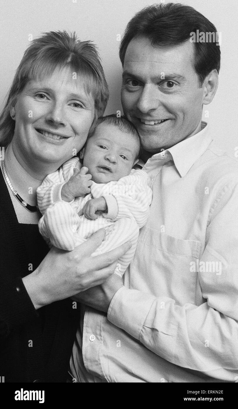 Comic Denny Hodge qu'on voit ici avec son épouse Gillian et leur bébé Louis Michel. 13 Décembre 1988 Banque D'Images
