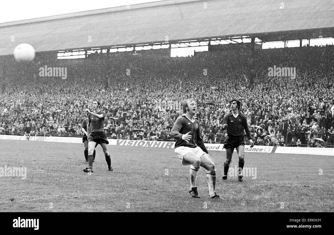 Division de la Ligue anglaise un match à St Andrews. Birmingham City 5 v Derby County 1. Kenny Burns de Birmingham en action pendant le match dans lequel il a inscrit quatre buts. 2 octobre 1976. Banque D'Images