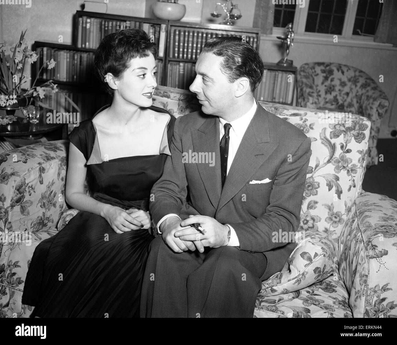 Ronald Waldman, BBC Chef de divertissement léger, et fiancée, l'actrice Lana Morris, le 31 décembre 1952. Banque D'Images