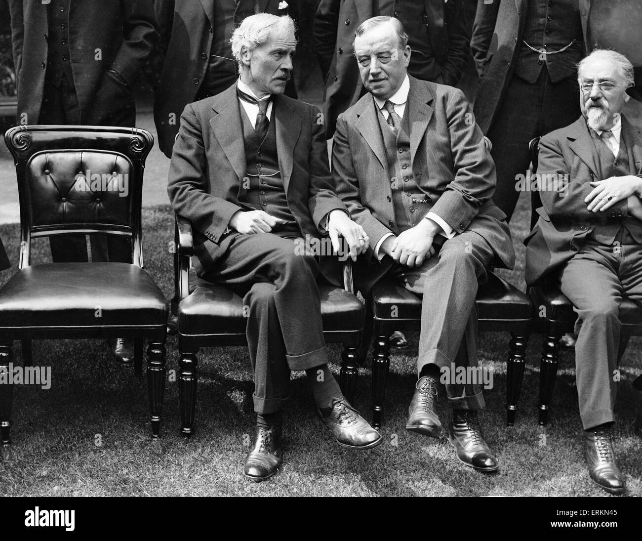 De gauche à droite Ramsay MacDonald, premier ministre, ministre des Affaires étrangères et chef de la Chambre des communes avec Arthur Henderson, ministre de l'Intérieur et de Sidney Webb, Président de la Chambre de commerce pose devant l'appareil photo est dans le jardin de Downing Street, à la suite de l'e Banque D'Images
