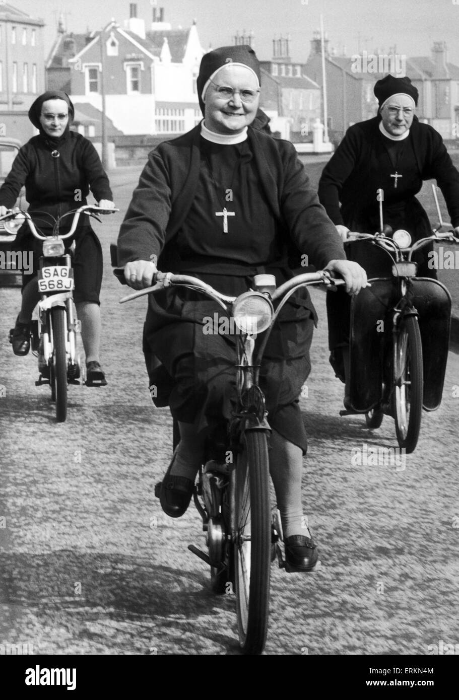 Moniales sur une moto à Ardrossan en Ecosse, 30 avril 1971. Réponse du ciel à Hell's Angels rugit le long de la promenade maritime, Sœurs de misericorde, Soeur Anne-Marie (à gauche), Sœur Anne et Sœur Peter Patrick parcourir plus de 100 km par semaine sur leurs motos, la visite des malades et des personnes âgées dans et autour d'Ardrossan, en Écosse. Banque D'Images