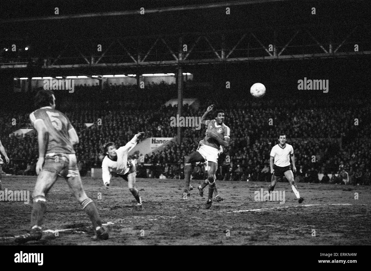 Première demi-finale de Coupe de ligue match aller à la ville la masse. Nottingham Forest 1 v Liverpool 0. Viv Anderson's botte ne parvient pas à décourager les Kenny Dalglish de hocher goalwards lors de la masse de la ville de demi-finale de Coupe de Ligue de clash avec Liverpool. Le Scot observe le vol de la boule avec optimisme mais Peter Shilton acrobatically plonge à sa gauche pour tourner autour de la poste. 22 janvier 1980. Banque D'Images
