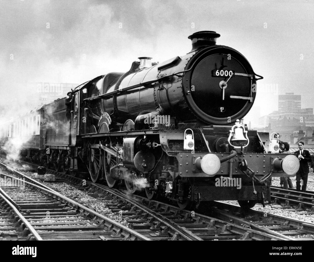 Great Western Railway (GWR) 6000 Le roi George V Classe locomotive à vapeur attire à la journée portes ouvertes des fans à Tyseley depot, octobre 1971. Banque D'Images