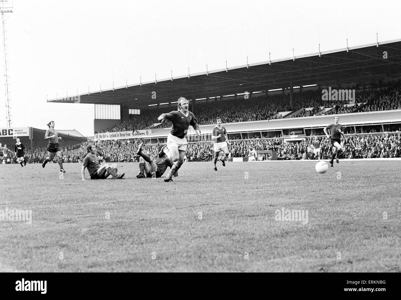 Division de la Ligue anglaise un match à St Andrews. Birmingham City 5 v Derby County 1. Kenny Burns de Birmingham en action pendant le match dans lequel il a inscrit quatre buts. 2 octobre 1976. Banque D'Images