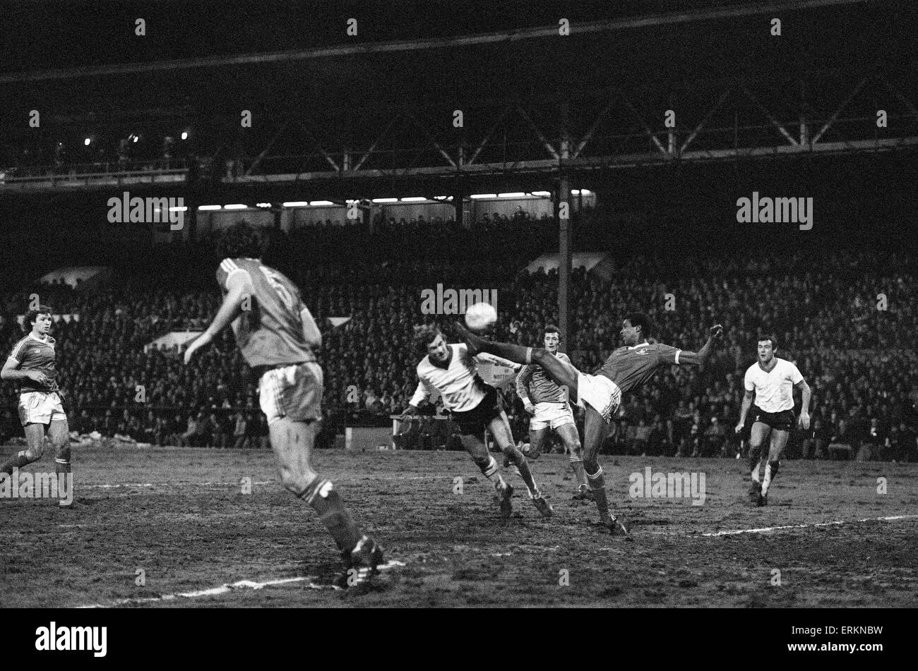Première demi-finale de Coupe de ligue match aller à la ville la masse. Nottingham Forest 1 v Liverpool 0. Viv Anderson's botte ne parvient pas à décourager les Kenny Dalglish de hocher goalwards lors de la masse de la ville de demi-finale de Coupe de Ligue de clash avec Liverpool. 22 janvier 1980. Banque D'Images