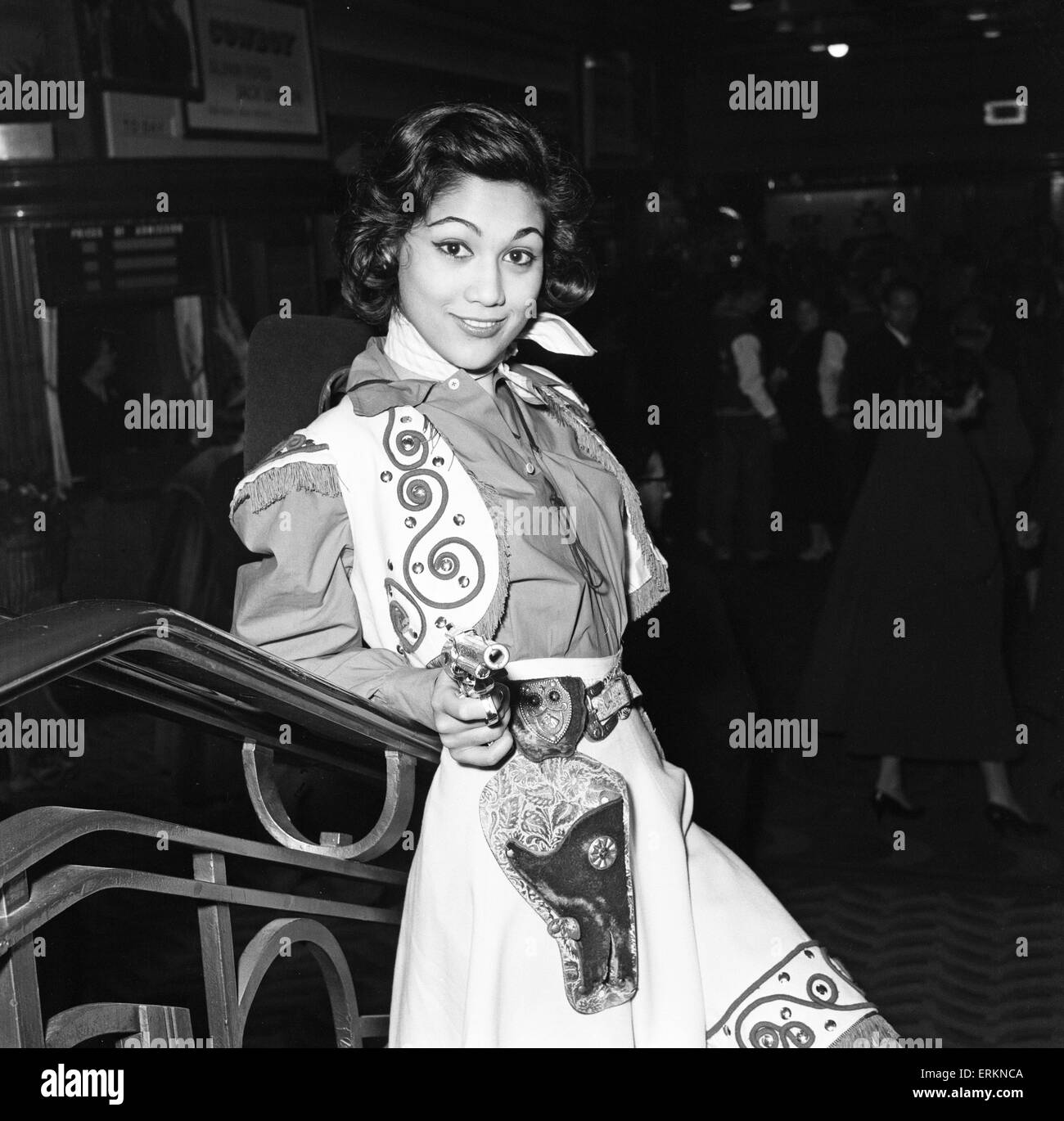 Premiere de Cowboy à l'Odeon Leicester Square. Edwina Acress Carroll, 23 pose pour une photo avec pistolet en main. 24 janvier 1958. Banque D'Images