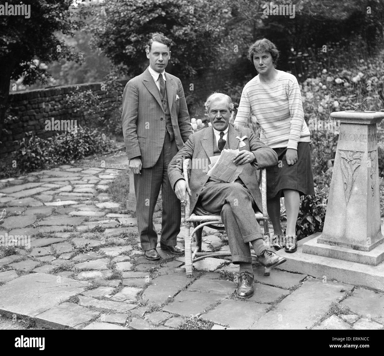 Ramsay MacDonald vu ici dans le jardin de sa maison à 103 Frognal Lodge, London avec son fils Malcom et Mlle Ishbel MacDonald 12 Juin 1929 Banque D'Images
