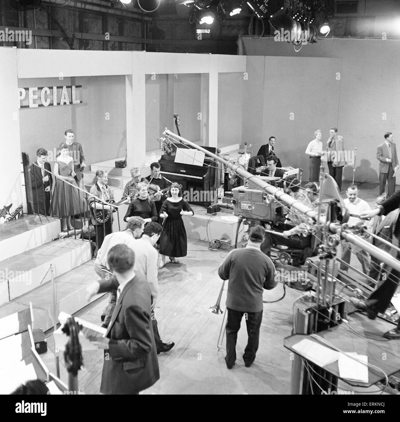 Dans les coulisses, sur le plateau de télévision de la BBC, Programme spécial Six-Five, samedi 22 février 1958. Diffusée en direct à cinq six le samedi soir. C'était la première tentative de la BBC un programme de rock and roll. Banque D'Images Dans les coulisses, sur le plateau de télévision de la BBC, Programme spécial Six-Five, samedi 22 février 1958. Diffusée en direct à cinq six le samedi soir. C'était la première tentative de la BBC un programme de rock and roll. Banque D'Images