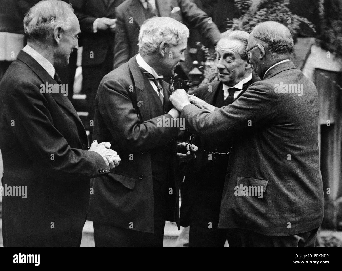 James Ramsay MacDonald était un homme d'État britannique qui a été le premier Premier ministre travailliste du Royaume-Uni, à la tête d'un gouvernement travailliste en 1924, un gouvernement travailliste de 1929 à 1931, et un gouvernement national de 1931 à 1935. (Photo) Formations du Gouvernement National numéro 10 Downing Street. 1er septembre 1931 Banque D'Images