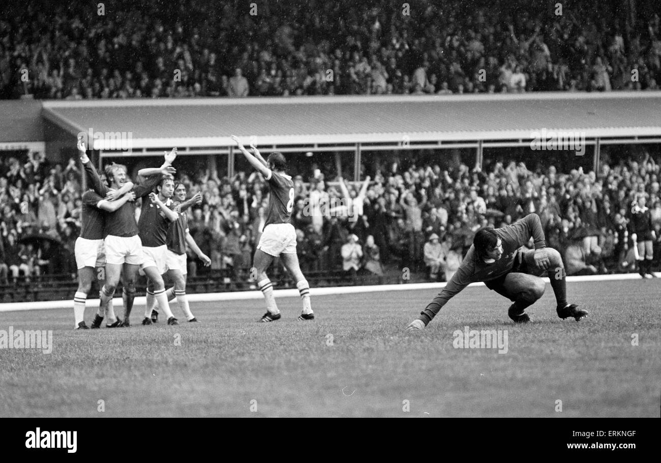 Division de la Ligue anglaise un match à St Andrews. Birmingham City 5 v Derby County 1. Kenny Burns de Birmingham célèbre l'un de ses quatre buts avec ses coéquipiers. 2 octobre 1976. Banque D'Images