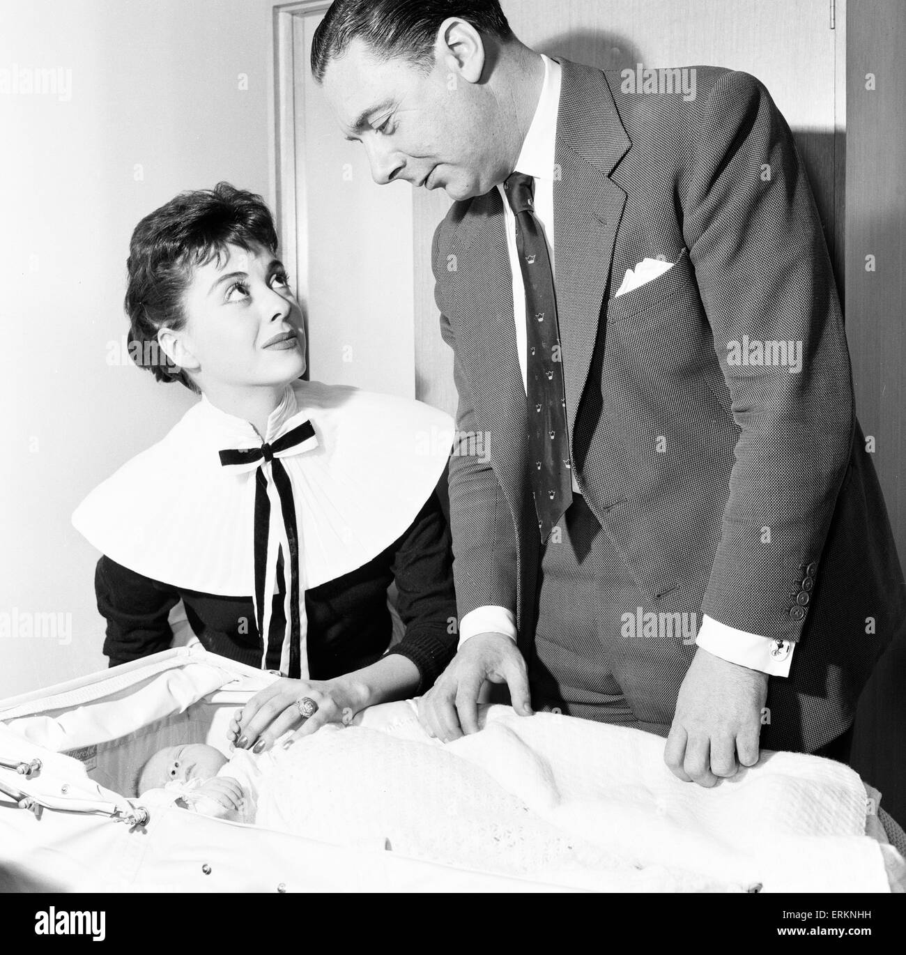 Ronald Waldman, BBC Chef de divertissement léger, épouse, l'actrice Lana Morris, et nouveau-né fils (né le 21 décembre 1956), que l'on voit à la maison, 3e janvier 1957. Banque D'Images