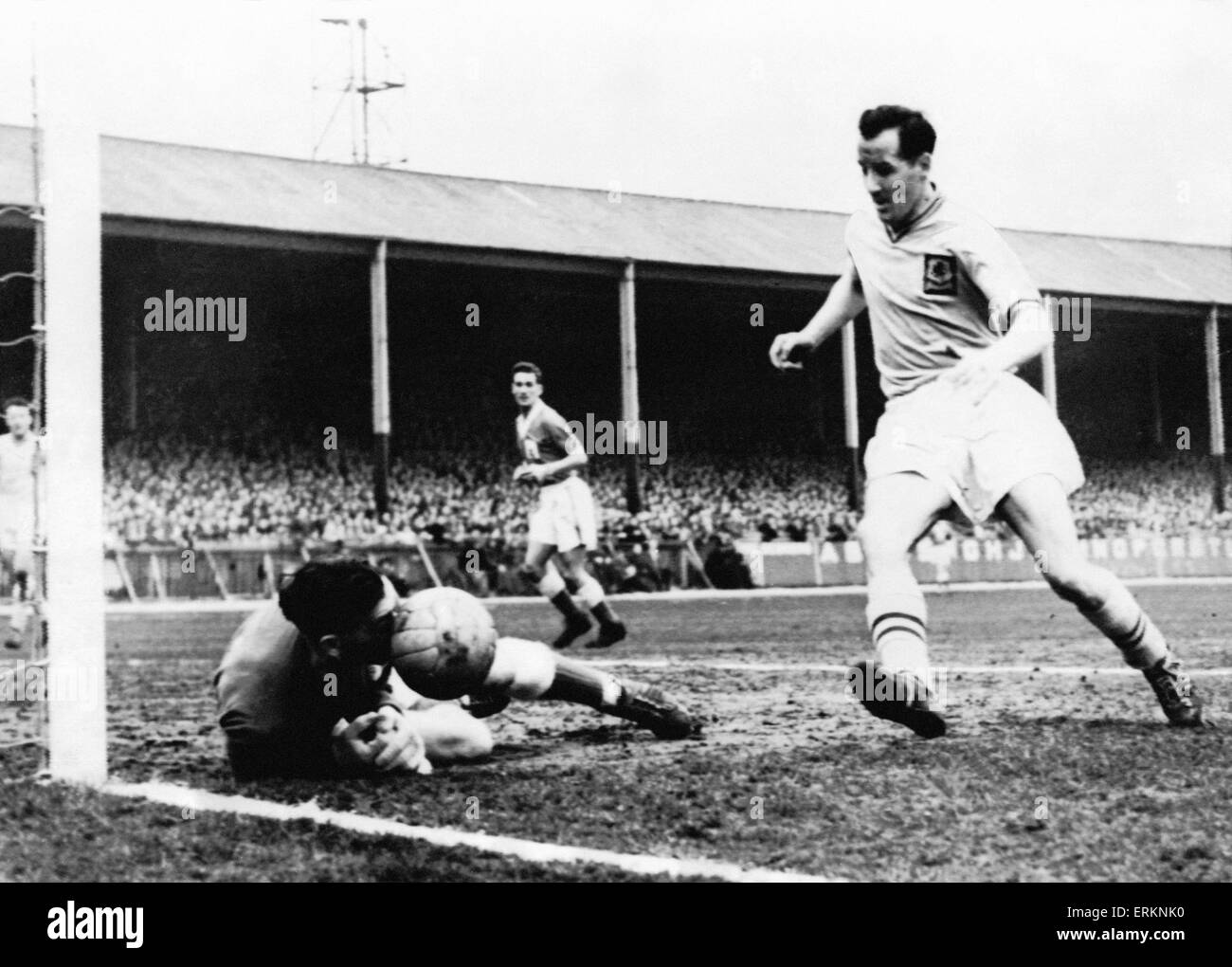 FA Cup Semi finale match à Hillsborough. Nottingham Forest 1 Aston Villa v 0. Il n'importe pas comment vous gardez-les ! Forest keeper Thomson Chic semble être un signe de la balle loin de les pieds de Aston ' Jackie Sewell, qui n'a pas réussi à capitaliser sur le rebond et Billy hommes étaient en route pour Wembley. 14 mars 1959. Banque D'Images