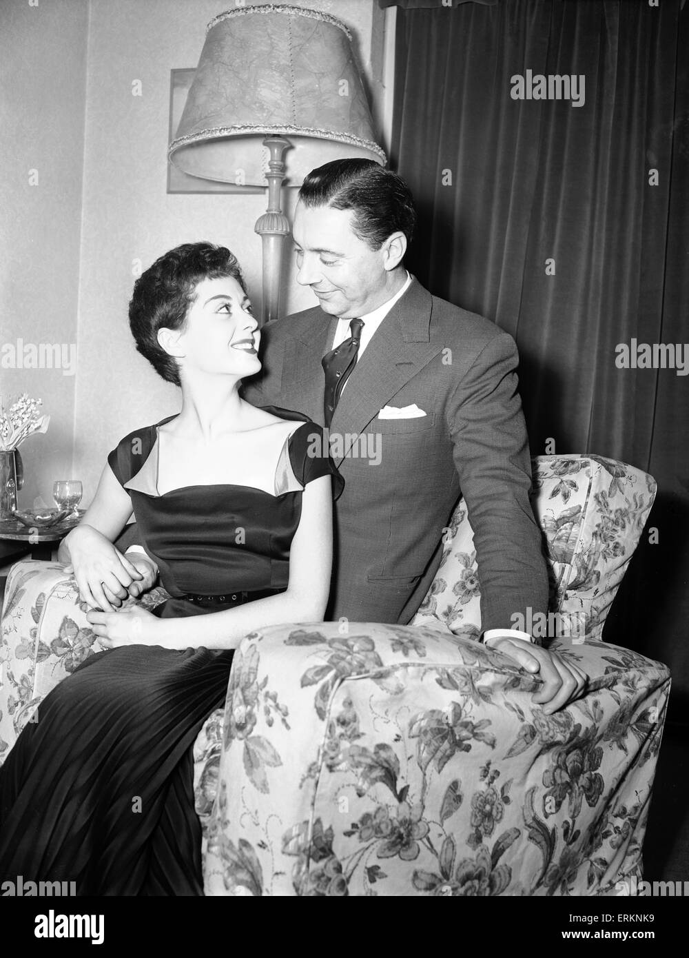 Ronald Waldman, BBC Chef de divertissement léger, et fiancée, l'actrice Lana Morris, le 31 décembre 1952. Banque D'Images