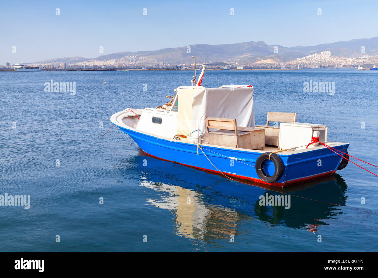 Plaisir en bois ancien bateau ancré dans la baie d'Izmir, Turquie Banque D'Images