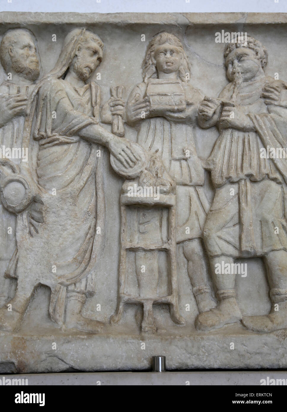 Soulagement avec sacrifice. Verser une libation. Roman. Mercat de l'antiquaire. 3e siècle. Rome.L'Italie. Banque D'Images