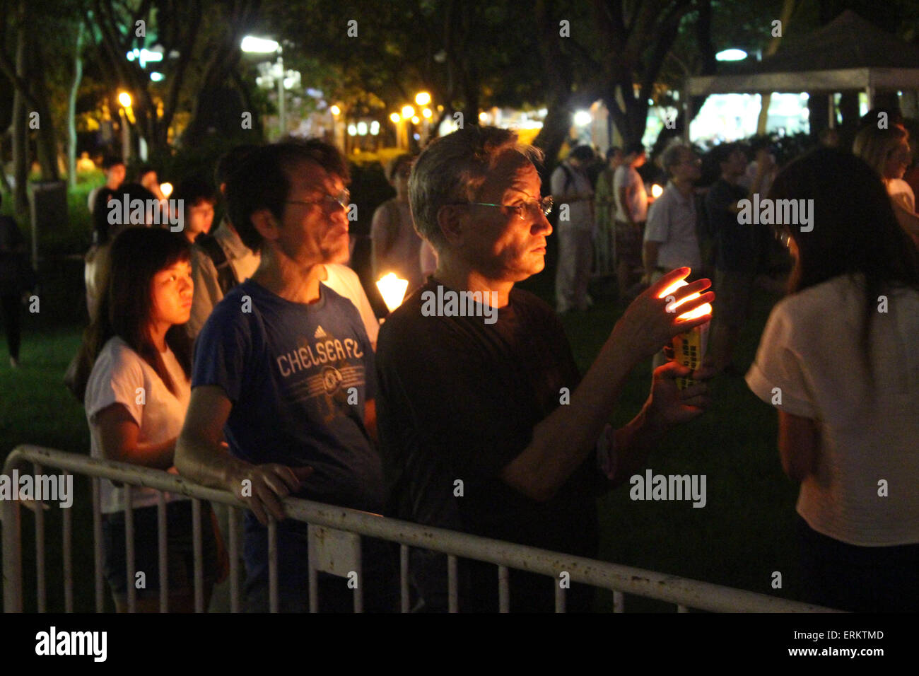 Hong Kong, Chine. 4 juin, 2015. Des dizaines de milliers d'Hong Kong, les gens se sont réunis à Hong Kong's Victoria Park pour marquer le 26e anniversaire de la place Tienanmen. La veille, le 4 juin, est un événement annuel. Crédit : Robert SC Kemp/Alamy Live News Banque D'Images
