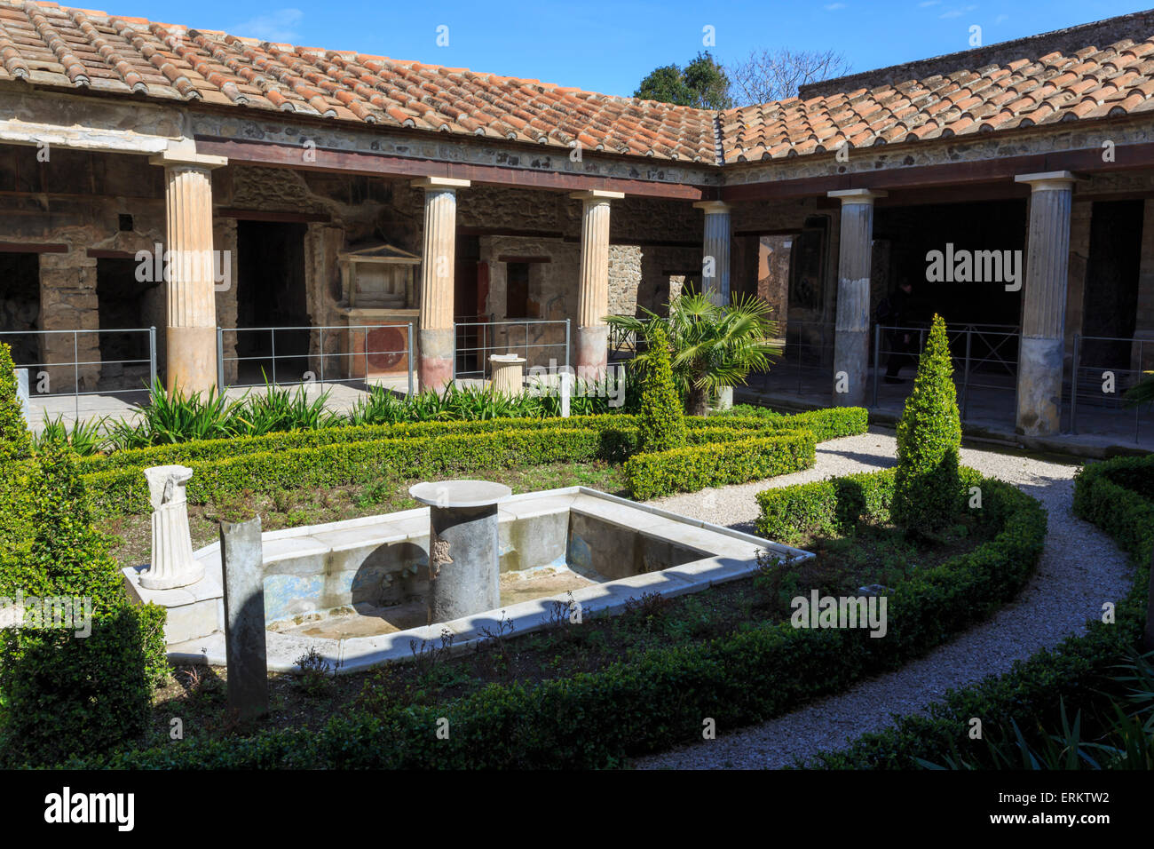 Jardin, maison de l'Amorini Dorati (Golden Cupids), les ruines romaines de Pompéi, UNESCO World Heritage Site, Campanie, Italie, Europe Banque D'Images