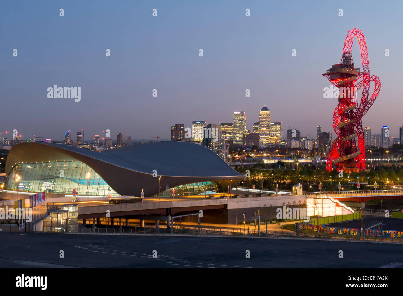 L'orbite, le parc olympique, et Canary Wharf, au crépuscule, Londres, Angleterre, Royaume-Uni, Europe Banque D'Images