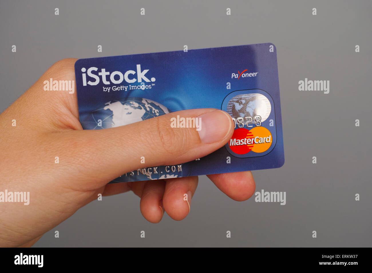 Tambov, Fédération de Russie - 01 juin 2015 iStock par carte de crédit Mastercard banque Payoneer dans woman's hand sur fond gris. Banque D'Images