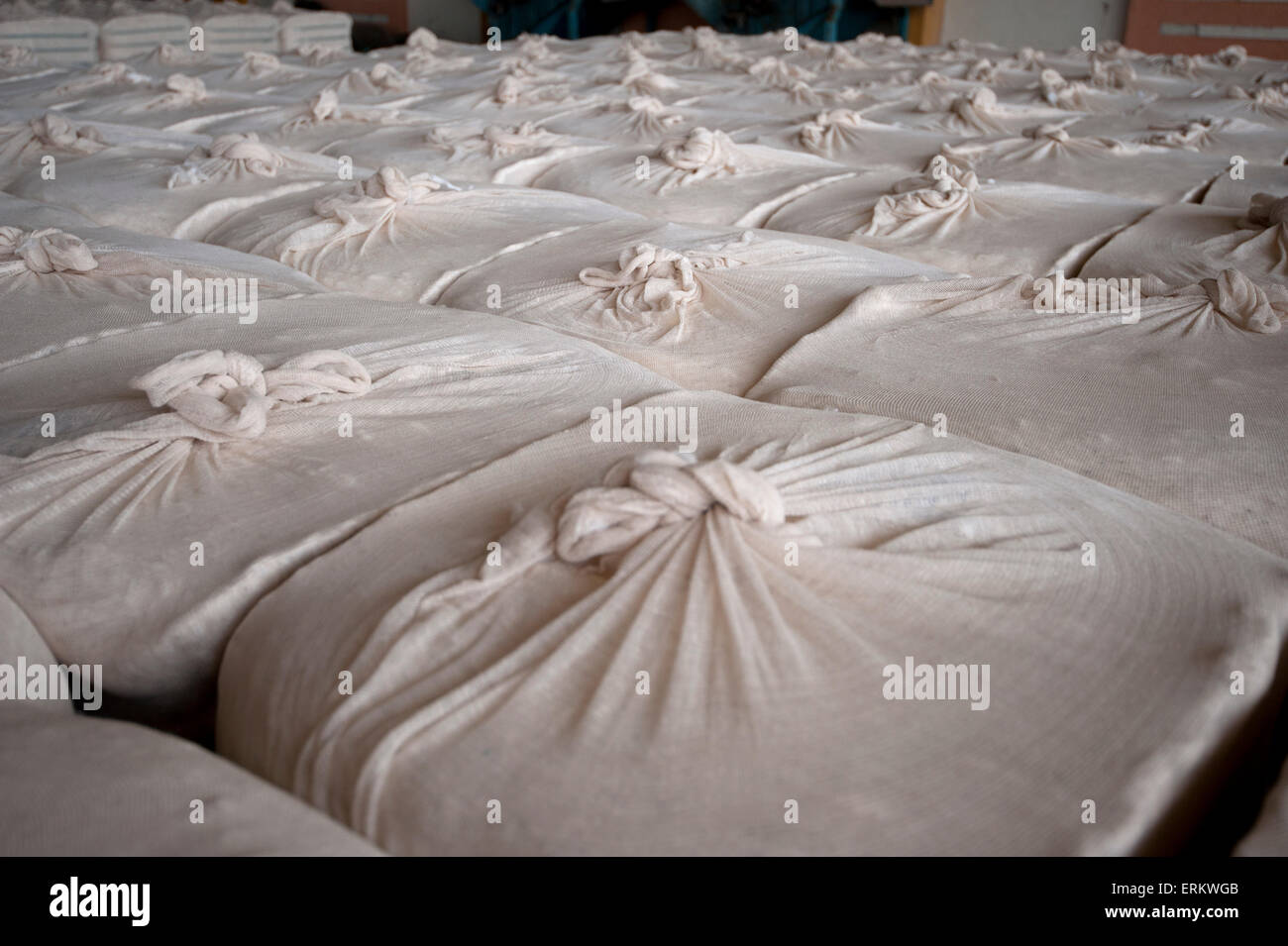 De grosses balles de coton transformés lié dans un tissu de coton Prêt pour le transport depuis l'usine, du district de Rajkot, Gujarat, Inde, Asie Banque D'Images