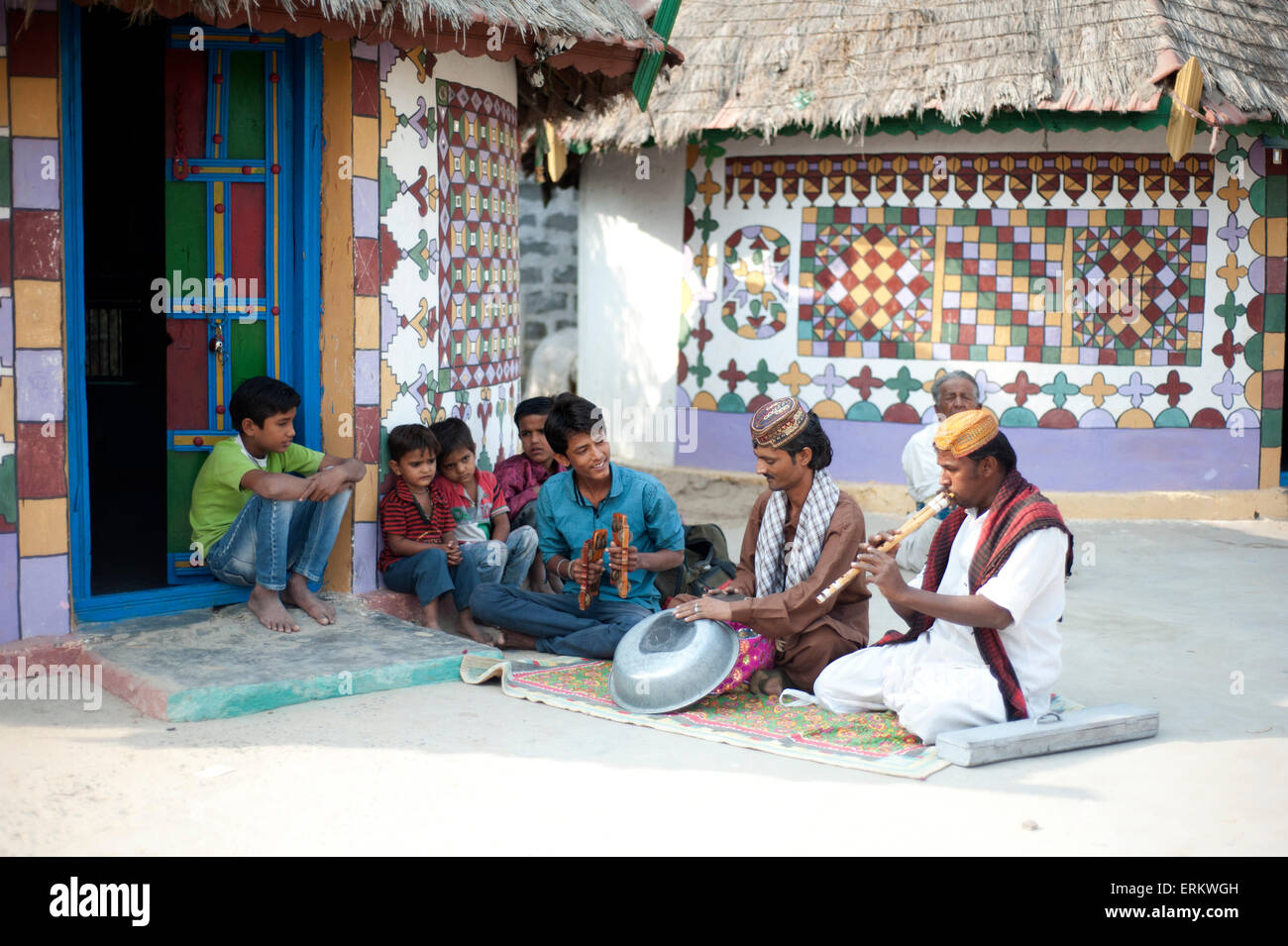 Les musiciens du village, des instruments en métal et bol d'eau, pot en terre cuite, Bhirindiara Kachchh, Gujarat, Inde Banque D'Images